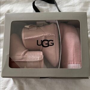 UGG Blush Baby Booties and Hat Set - 0-6 months _ never worn